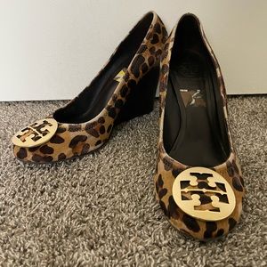 Tory Burch "SOPHIE" leopard print fur, wedge heels.